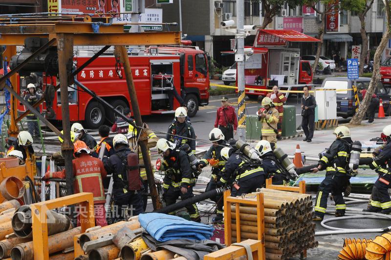 高雄澄清路與覺民路口17日疑似因外力因素導致中油公司24吋天然氣管線發生洩漏，現場周邊可燃性氣體讀值已降至0，至於詳細事故原因，正進一步鑑定調查中 。 圖：中央社