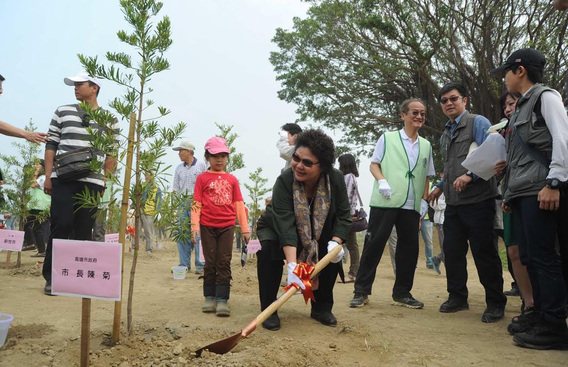 高雄市政府訂每年３月為植樹月，市長陳菊今（18）日在梓官舉行種樹活動。 圖：翻攝自高雄市政府網站