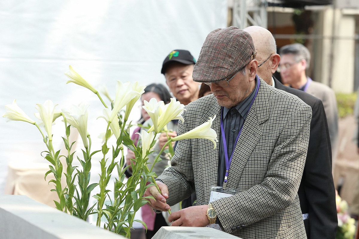 治受難者家屬獻花。 圖：文化部提供
