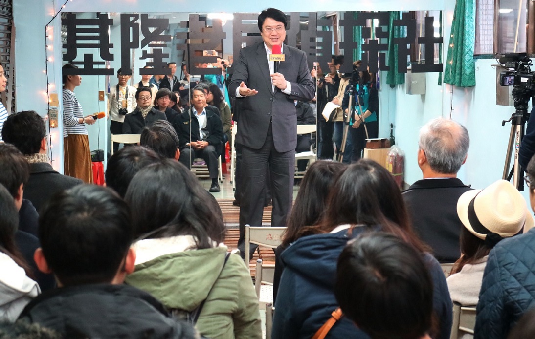 基隆市長林右昌18日出席《基隆老屋偵探社成果展》，於致詞時先與大家分享，蔡總統宣布建基隆輕軌的喜悅，及基隆建輕軌的未來帶動產業串連的發展。 圖：基隆市府提供