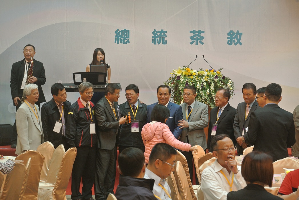 彰化市長邱建富（左5）從進香團脫隊趕到豐原參加茶敘，頻頻與黨內同志互動。	 圖：唐復年攝