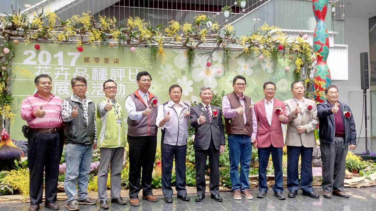 花卉品種評比及展示活動今(18)日起跑，台中市副市長張光瑤、市府農業局長王俊雄、議員張立傑等人均共襄盛舉。張光瑤表示，此次的展出讓平日剛硬的辦公廳堂，增添繽紛的色彩及花香，讓全台灣看見中彰投所產的優質花卉，為2018台中世界花卉博覽會揭開序幕。 圖:台中市政府提供