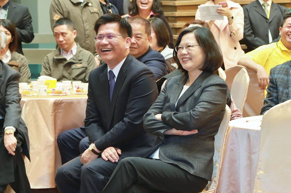 總統府中部辦公室18日在台中市政府位於豐原的陽明大樓舉行成立茶會，蔡英文以「這裡是我熟悉的地方！」為開場白，說回到豐原心情特別好。 圖：翻攝林佳龍臉書