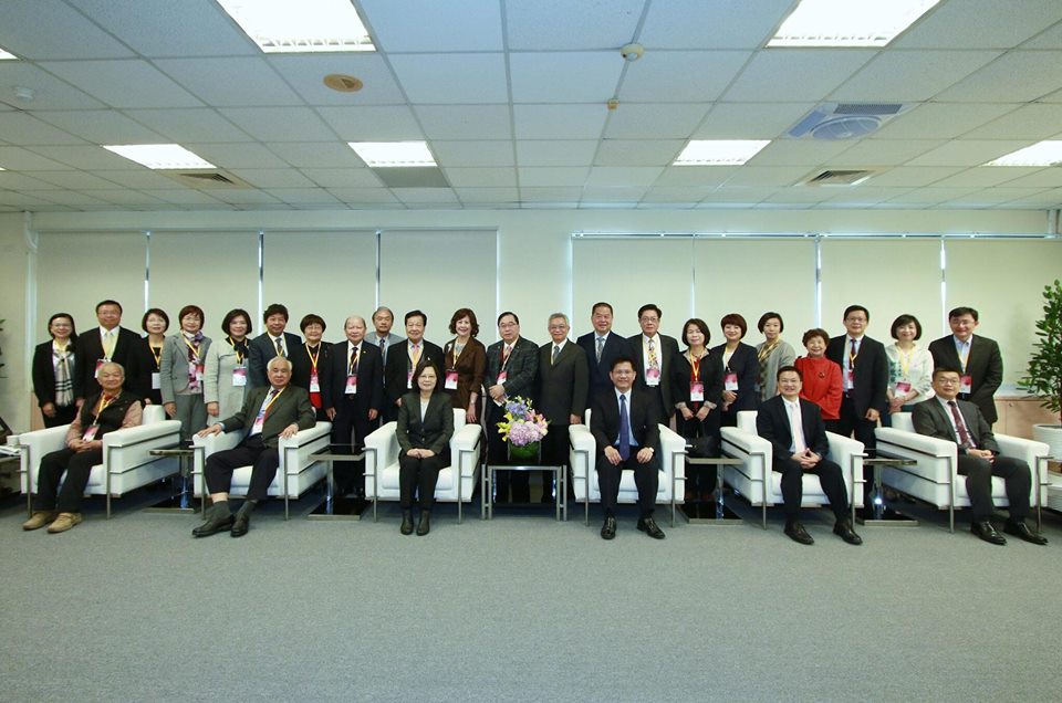總統府中部辦公室18日在台中市政府位於豐原的陽明大樓舉行成立茶會，茶會邀請中彰投苗地區民進黨籍的地方民意、黨部幹部、豐原區里長，以及台中地區農會幹部。約100名地方人士進行茶敘。會後與會人士與蔡英文總統合影 圖:翻攝自林佳龍臉書