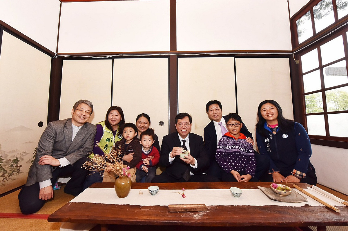 桃園忠烈祠暨神社文化園區特別展出水顏木房的「茶空間情境展」，展覽家具多為舊木傢俱，展現台灣人惜物精神 圖:翻攝自桃園市政府官網