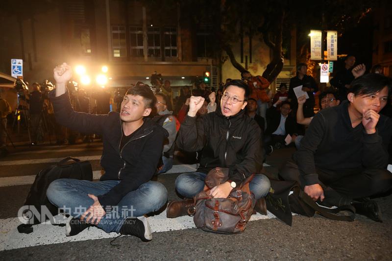 三一八學運3週年，多個民團今日晚間在立法院旁舉行晚會，邀請當年太陽花學運領袖林飛帆、魏揚、陳為廷、時代力量立委黃國昌等多人與會，並要求立法院在本會期三讀通過兩岸協議監督條例。 圖：中央社