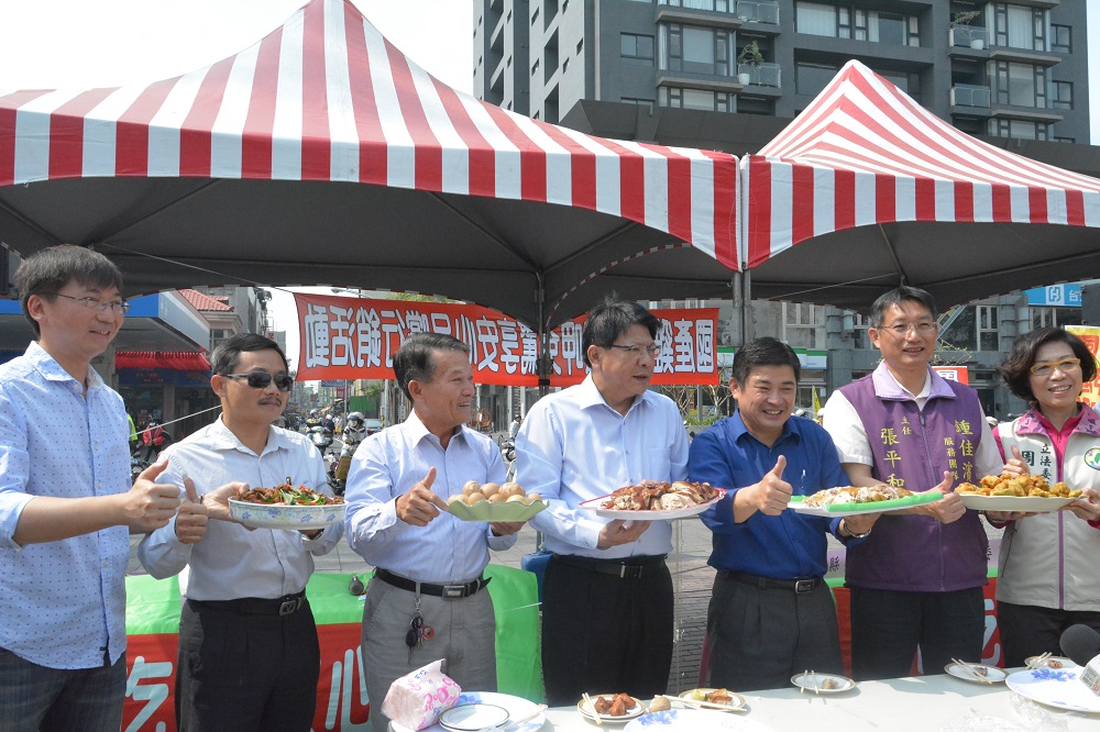 屏東養雞協會19日在屏東公園舉辦「國產雞肉呷免驚安心品嚐行銷活動」,應邀出席活動的屏東縣長潘孟安、中華民國養鴨協會、保證責任屏東縣養鴨生產合作社、中華民國養鵝協會及業者代表共同出席，表達對國產家禽產品的支持，並大啖炸雞及茶葉蛋之實際行動，宣示國產禽品品質安全無虞，以鼓舞國人消費信心。 圖:屏東縣政府提供