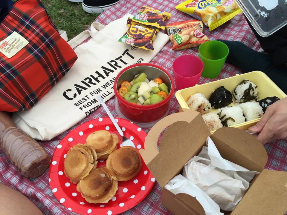 野餐最快樂的地方在於，大夥隨意準備些小點心，開心自在的聚在草地上話家常。 圖：翻攝自VOGUE風格野餐日臉書