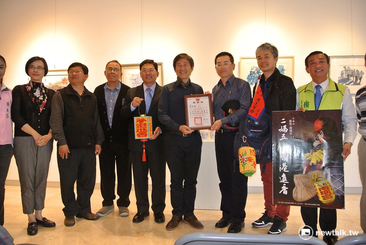 出彰化城~南瑤宮笨港進香藝術家聯展,彰化縣文化局長陳文彬（右4）頒發感謝狀給策展人陳俊德醫師（右3）。 圖：唐復年／攝