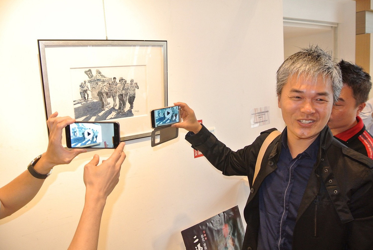 「出彰化城~南瑤宮笨港進香藝術家聯展」特別請專家設計了「南瑤宮笨港進香AR」App，使用者下載後，鏡頭對準林晉任的作品「神轎」及楊德全的作品「南瑤宮媽祖出巡圖」兩幅畫作，就可在手機畫面上看到這兩幅畫裡的人物都動了起來，還配有音效。 圖：唐復年／攝