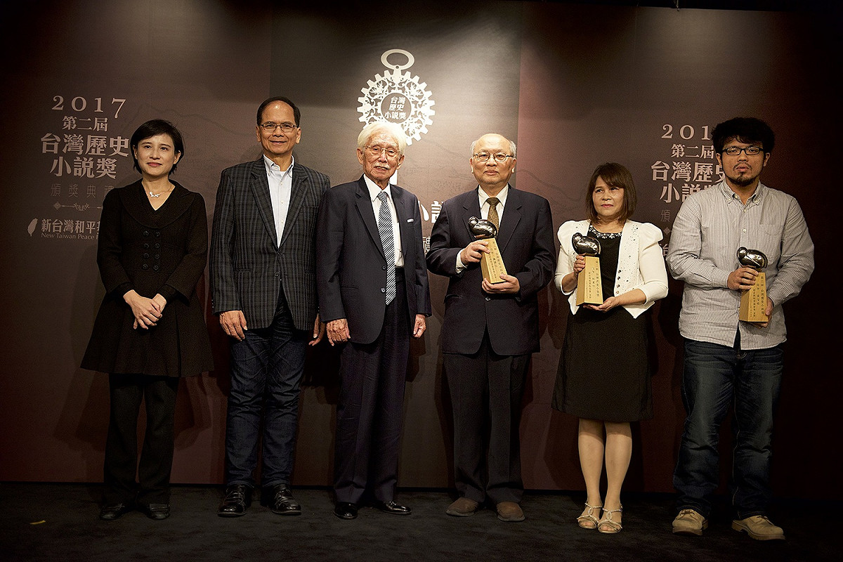 新台灣和平基金會為培養書寫台灣歷史小說的創作人才，激發台灣人對於斯土斯民的歷史情感與想像，特別開辦「台灣歷史小說獎」。今年佳作三名分別為：《叛之三部曲 首部曲：忤》(林素珍)、《獅子花1875》(陳耀昌)、《盡日》(黃汶瑄)，獎金各得新台幣20萬元，首獎從缺。 圖新台灣和平基金會提供