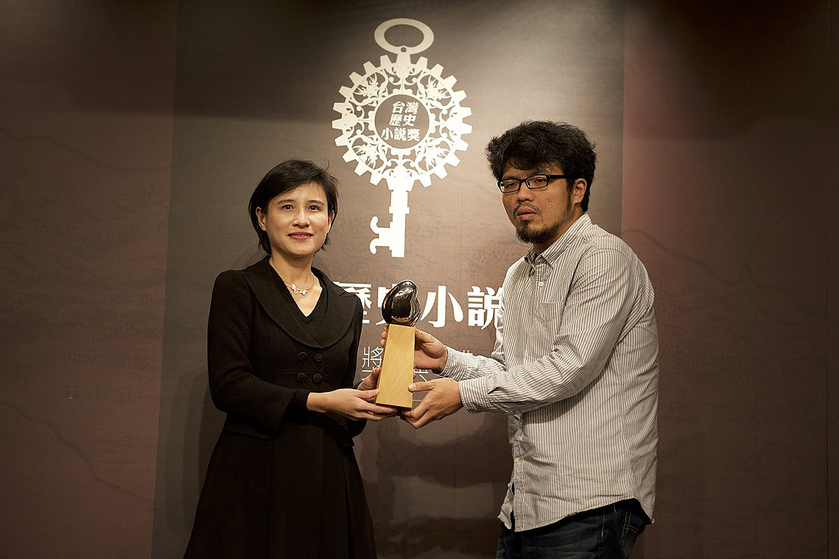 「台灣歷史小說獎」。今年佳作三名分別為：《叛之三部曲 首部曲：忤》(林素珍)、《獅子花1875》(陳耀昌)、《盡日》(黃汶瑄)，獎金各得新台幣20萬元，首獎從缺。 圖新台灣和平基金會提供