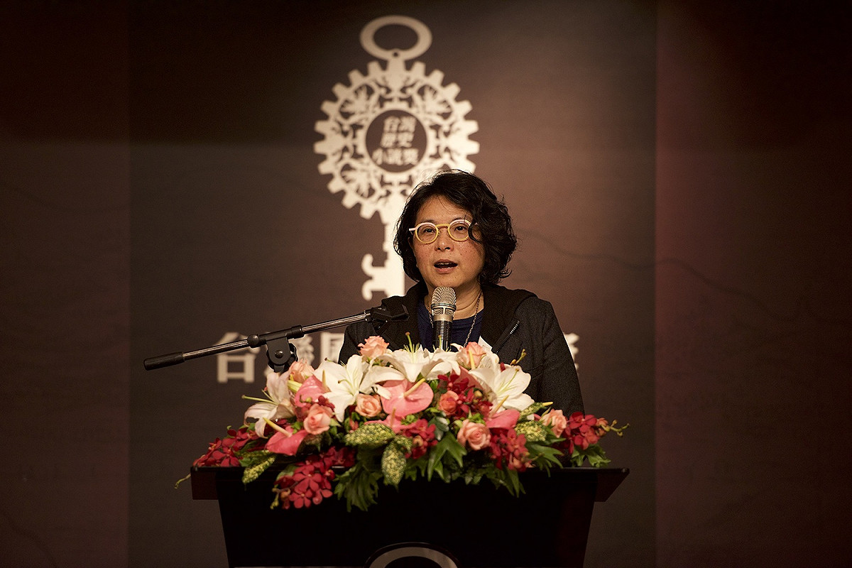 台灣歷史小說獎頒獎典禮由政大台文所所長范銘如介紹五部入圍決選的作品，並且公佈得獎名單。 圖新台灣和平基金會提供