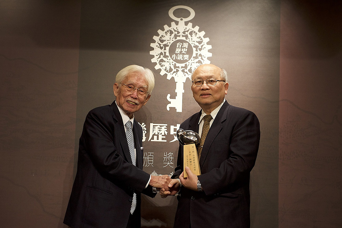台大醫學院名譽教授也是台灣細胞醫療促進協會理事長的陳耀昌，為國際知名細胞研究學者，60歲後才轉心跨行從事文學創作，去年第二次獲頒「台灣文學獎」，以《傀儡花》獲獎100萬；時隔三個月，19日再以《獅子花1875》，得到新台灣和平基金會「台灣歷史小說」的佳作20萬。 圖新台灣和平基金會提供