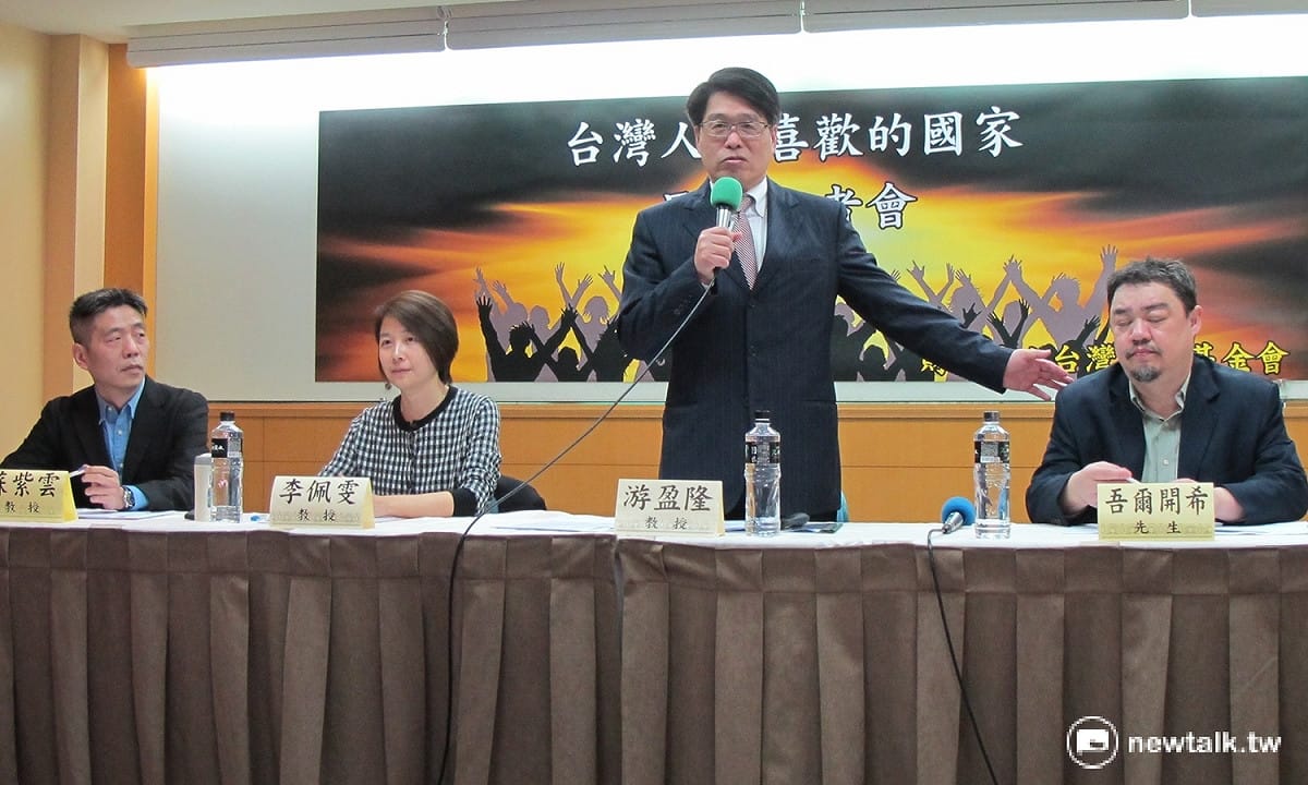 台灣民意基金會20日公布「台灣人最喜歡的國家」民調，游盈隆（右二）表示，台灣人大都非常喜歡新加坡和日本。 圖：林朝億/攝
