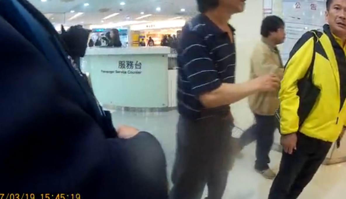 客委會主委李永得（穿黃衣者）19日遭警方無故盤查，因在臉書上曝光此事，引起正反兩派論戰。 圖：翻攝自北市府警察局保安大隊提供畫面。