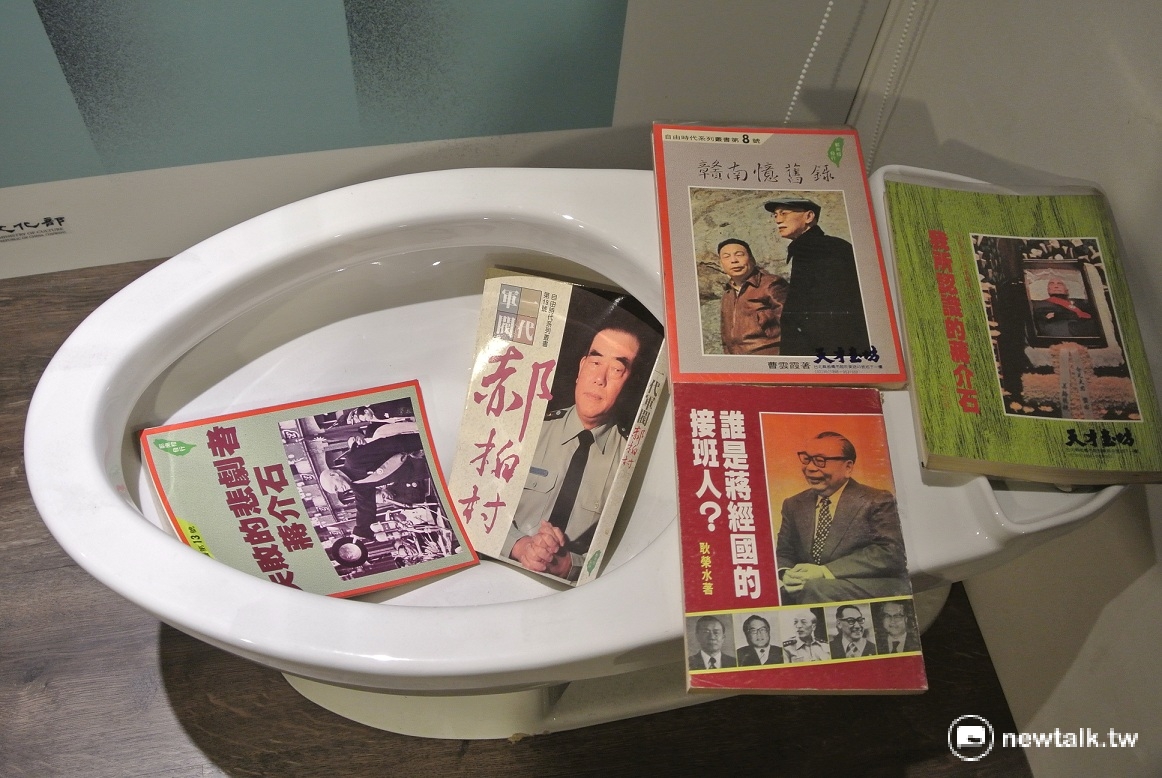 布置成牢籠的禁書展，連馬桶也擺上禁書。 圖：唐復年/攝
