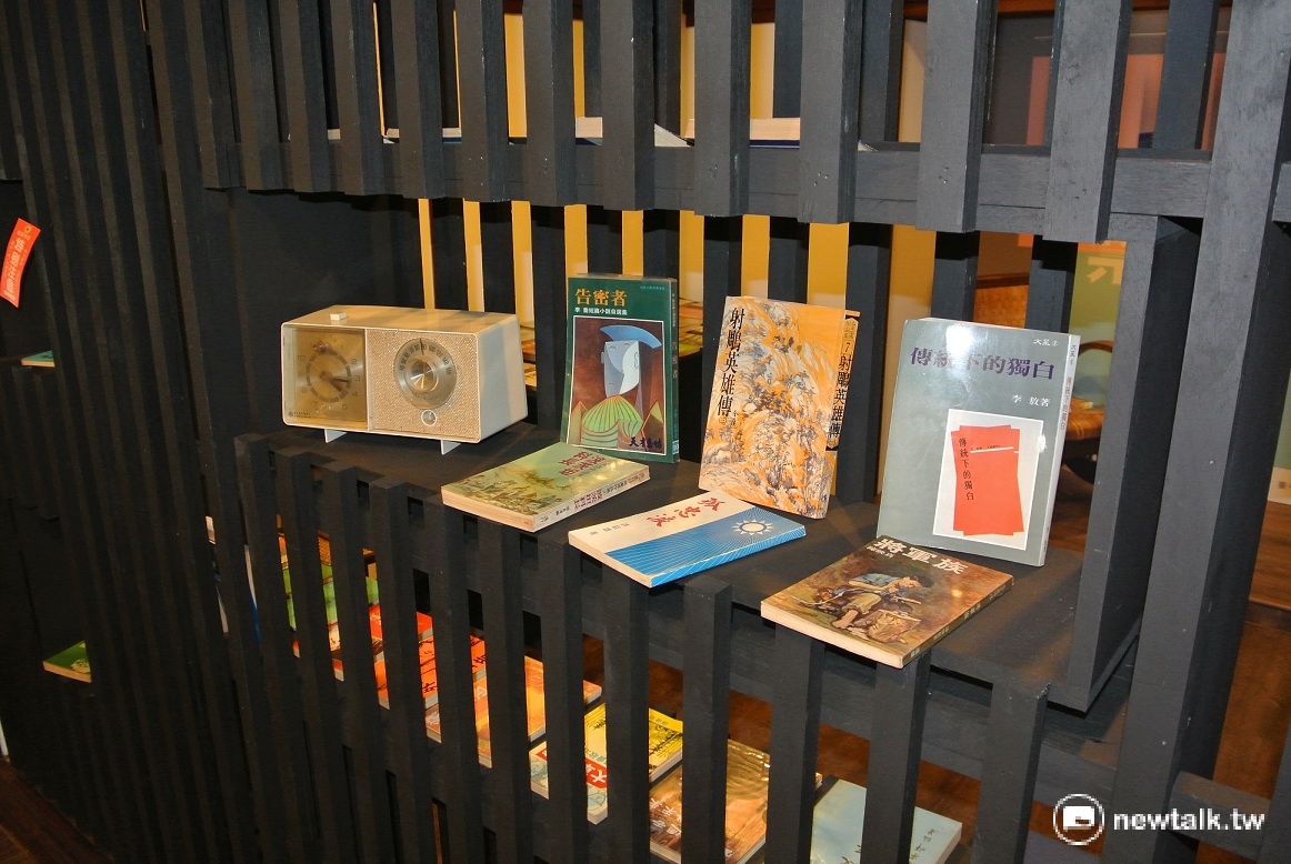 禁書展的會場刻意布置成牢籠。 圖：唐復年／攝