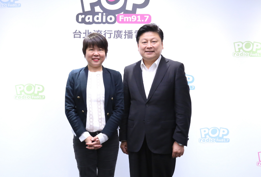 花蓮縣長傅崐萁（右）接受電台專訪，對於「一例一休」造成的勞資紛擾，他呼籲蔡政府暫緩實施5年。 圖：POP Radio提供