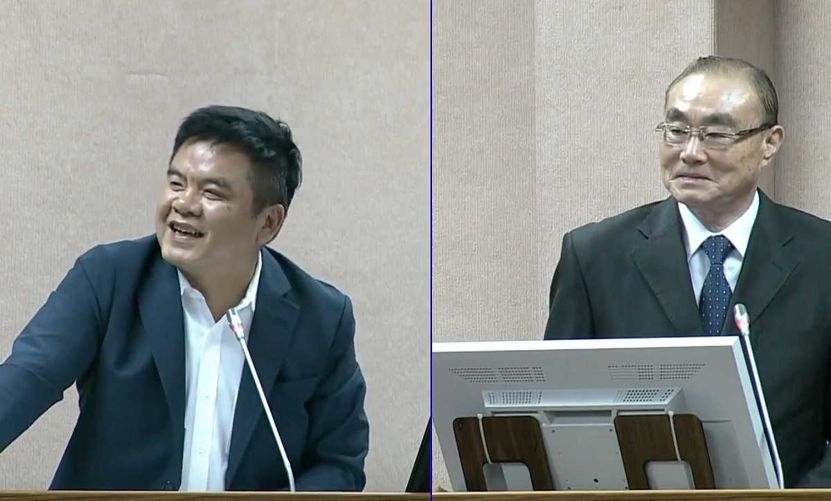 國防部長馮世寬（右）說自己帥過韓星宋仲基、金城武，逗笑質詢的立委莊瑞雄（左）。 圖：翻攝自立法院ivod。