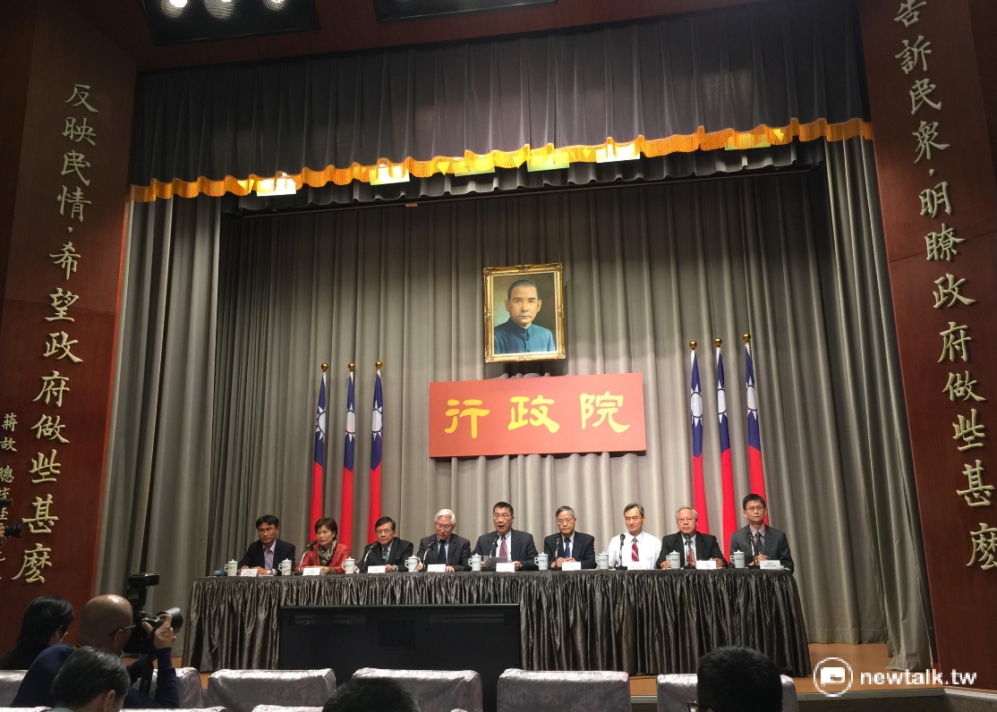 行政院20日下午大陣仗集結9名官員開記者會，宣布「前瞻基礎建設計畫」內容。 圖：柯昱安/攝