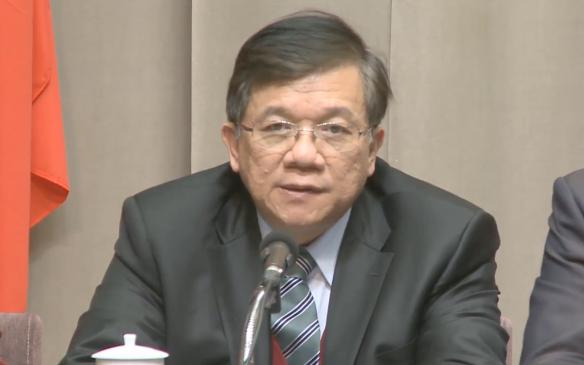 經濟部長李世光解釋前瞻基礎建設計畫內容過於冗長，平面媒體記者當場砲轟記者會「一點意義都沒有」。 圖：翻攝自行政院直播畫面。