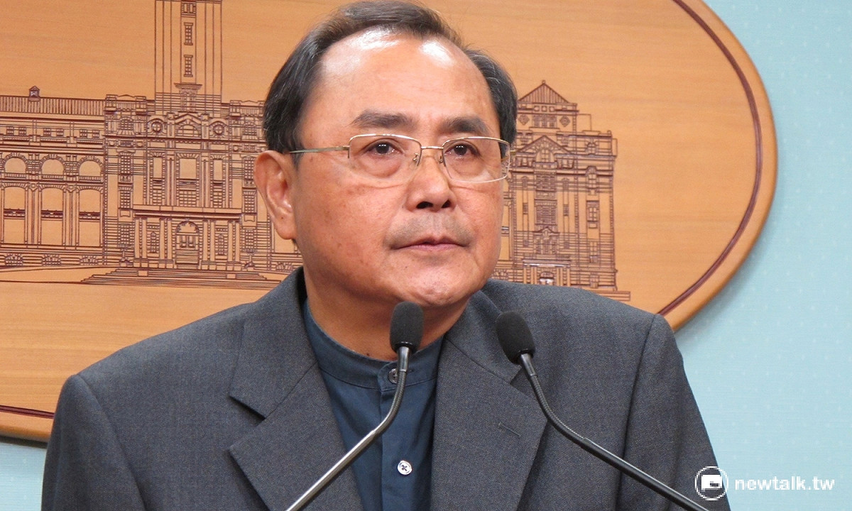 總統府原住民轉型正義委員會20日舉行第一次會議，並由副召集人浦忠成召開會後記者會。 圖：林朝億/攝