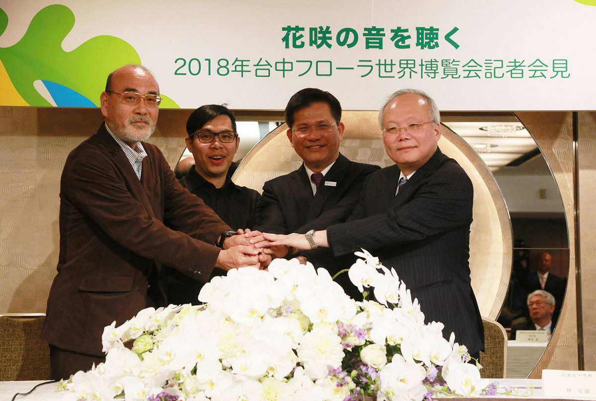 台中世界花博首站海外宣傳來到日本！為了讓日本民眾更瞭解花博與台中農業特色，台中市長林佳龍赴日邀請法國花藝大賽冠軍吳尚洋現場創作花藝，以「聆聽花開的聲音」為題，展現花卉運用多元面向與不同可能性，也傳達花博的美學精神。 圖:翻攝自林佳龍臉書