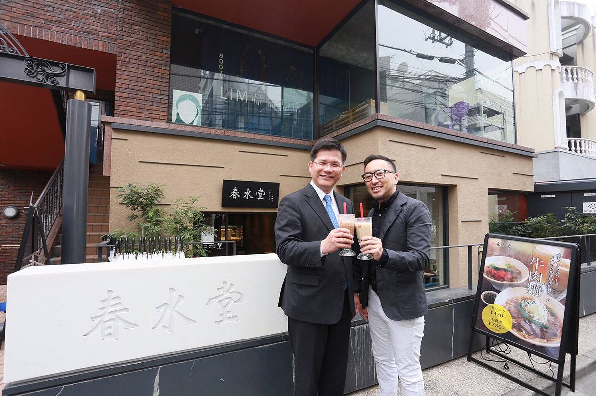 林佳龍利用訪問東京的機會，造訪台中春水堂表參道店。春水堂日方負責人關谷社長請佳龍喝當地限定版「香蕉巧克力珍珠奶茶」。 圖:翻攝自林佳龍臉書