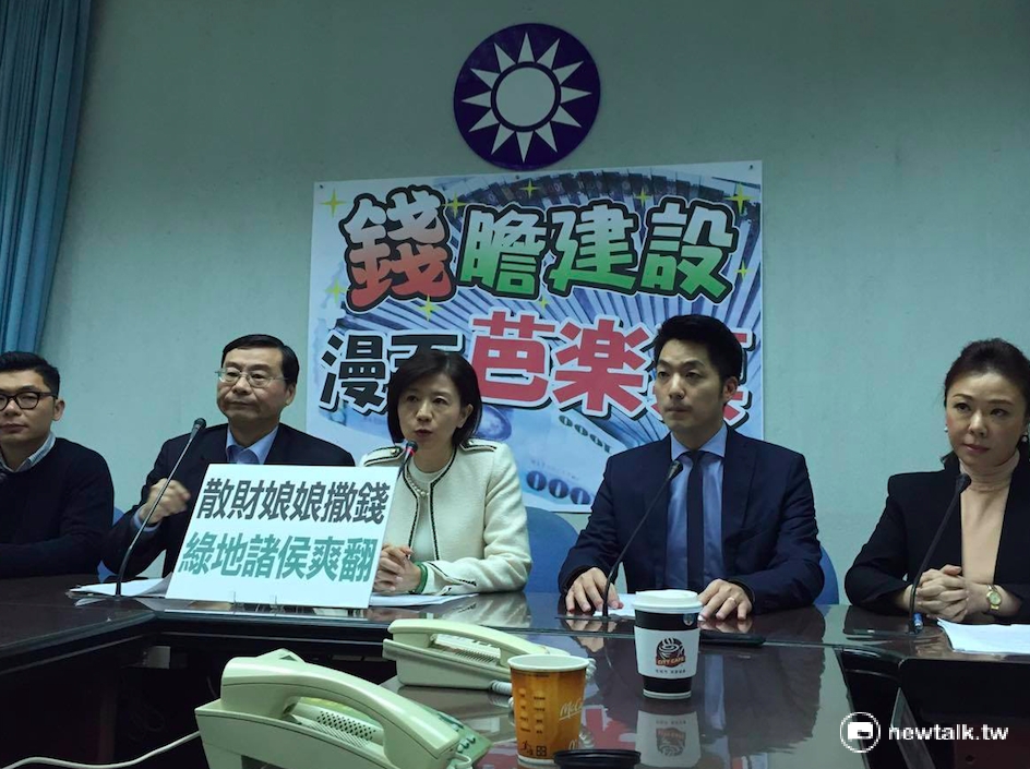 針對行政院提出的前瞻性基礎建設計畫，國民黨團21日召開記者會痛批，計畫書內容空洞，「根本是為地方選舉綁樁」。 圖：鄭佑漢/攝