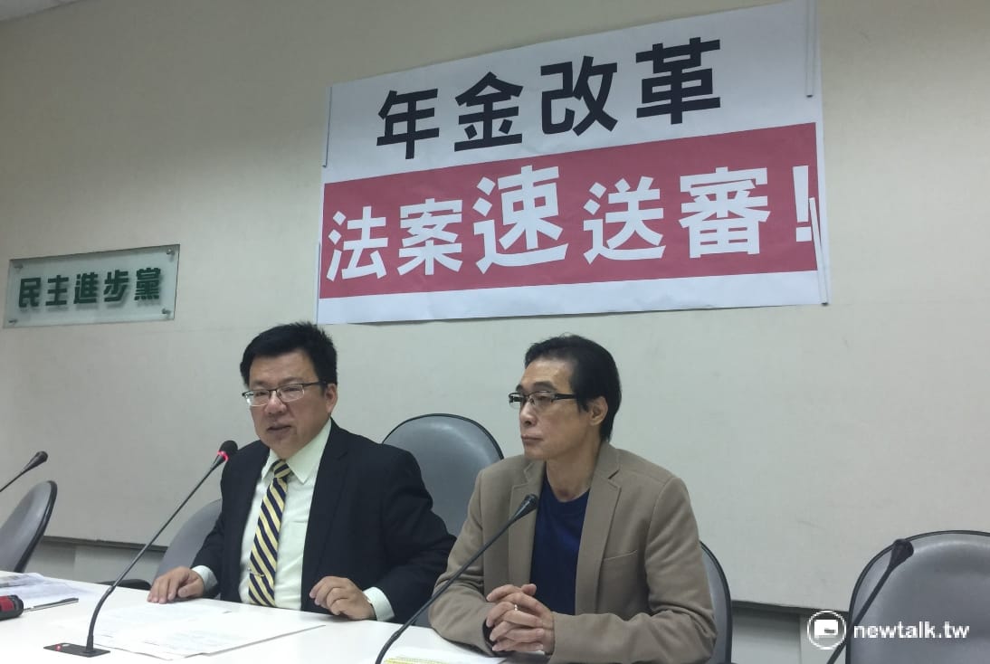民進黨團書記長李俊俋（左）表示，年金改革的最後版本，「立法院決定了算」，希望考試院依照原先進度，盡快在4月份讓年改法案跟行政院會銜，送到立院審議。 圖：柯昱安/攝