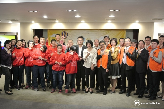 台中市副市長林依瑩（中著白色上衣）與惠明盲校學生們在3月21日上午的記者會中歡迎各界踴躍參加4月30日的園遊會。 圖：唐復年/攝