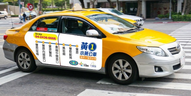 台中市的小黃公車車身上重新彩繪，方便乘客辯識。 圖：台中市交通局提供