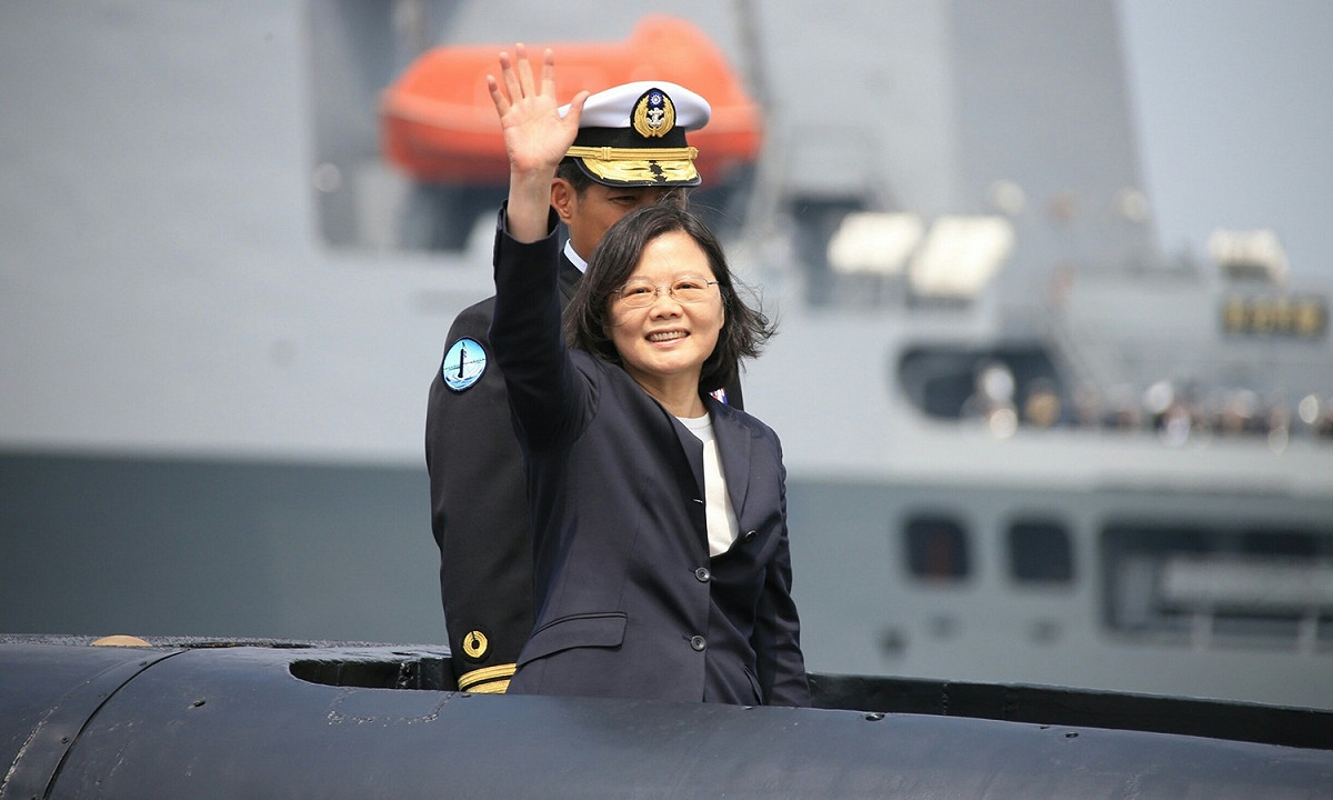 總統蔡英文21日登海虎軍艦照片。 圖：軍聞社提供