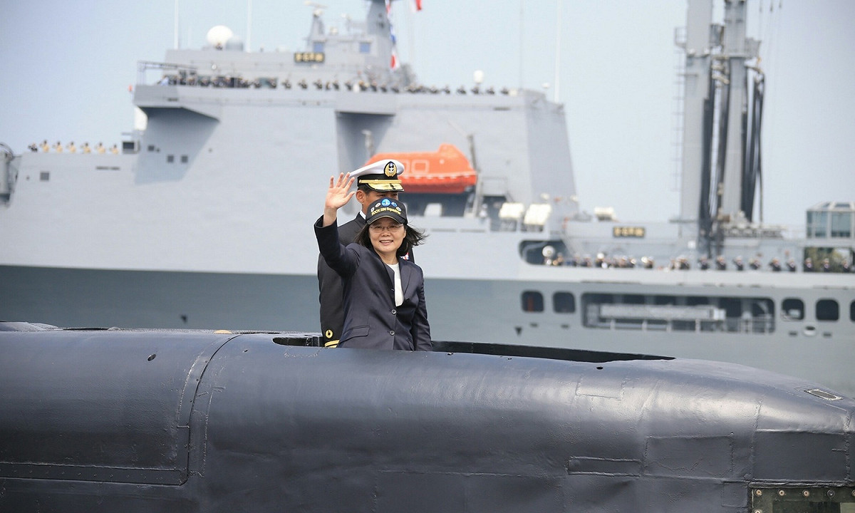 總統蔡英文21日登海虎軍艦照片。 圖：軍聞社提供