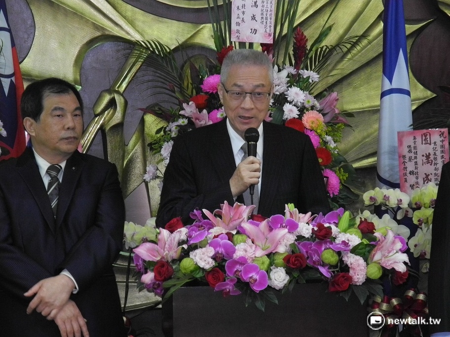 前副總統吳敦義出席新北市議會國民黨團幹部交接，最早致詞，卸任書記長周勝考（左）公開支持。 圖：王峻昌/攝。