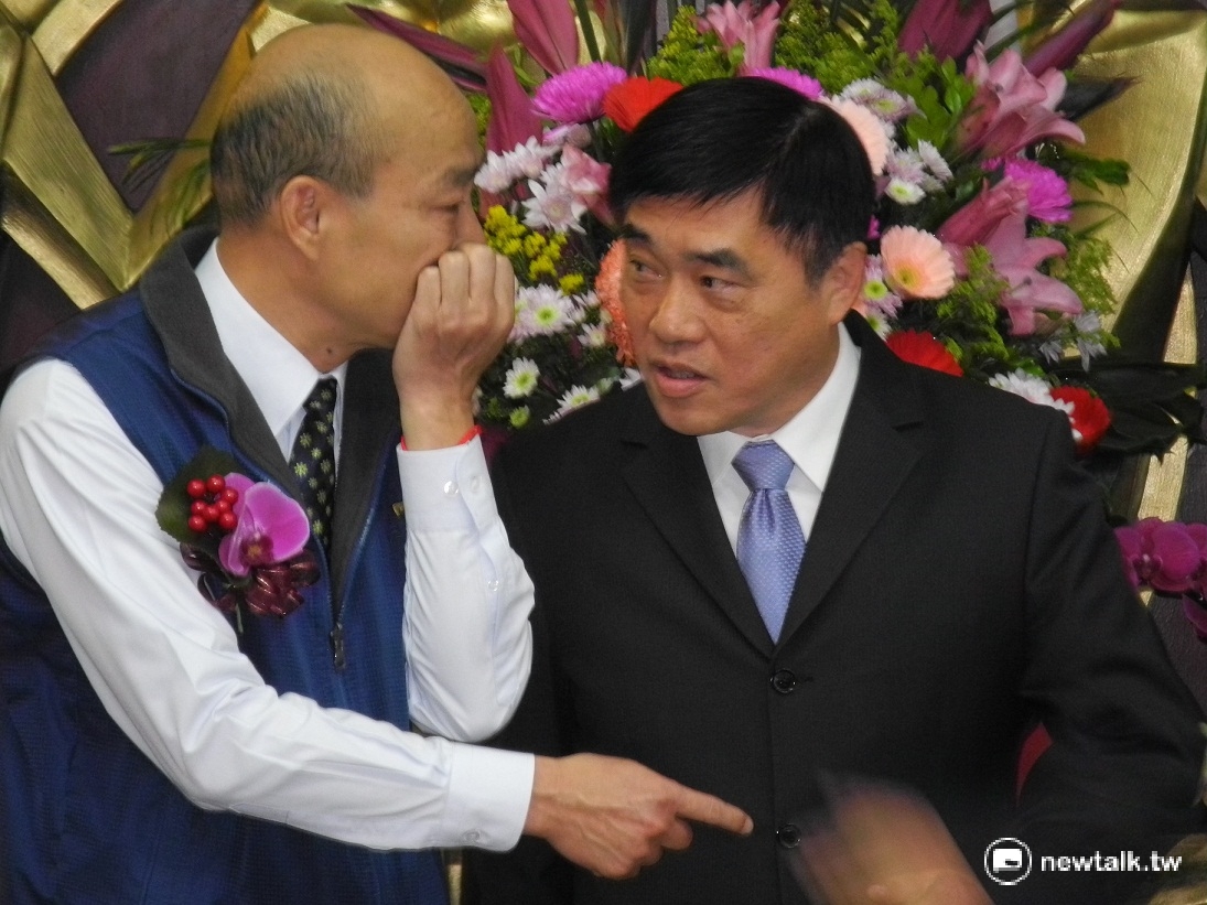 郝龍斌、韓國瑜出席新北市議會國民黨團幹部交接，被安排在邊陲位置。 圖：王峻昌/攝。