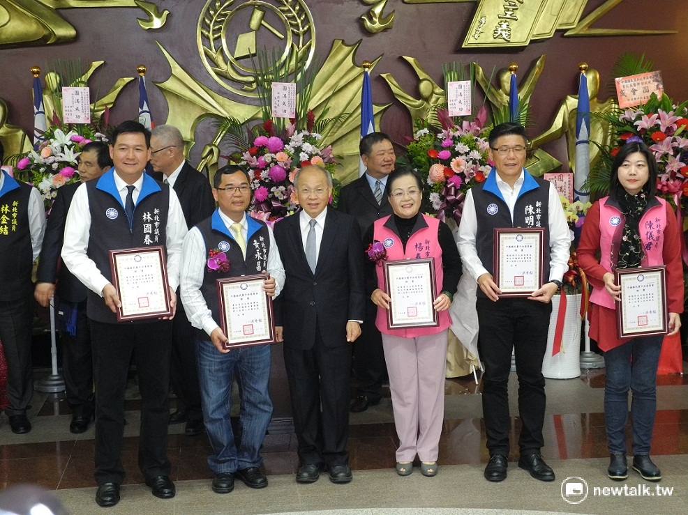 國民黨副市長林政則（左3）21日上午主持新北市議會國民黨團幹部交接，左起為新任黨團幹部議員林國春、黃永昌、楊春妹、陳明義及陳儀君。 圖：王峻昌/攝。