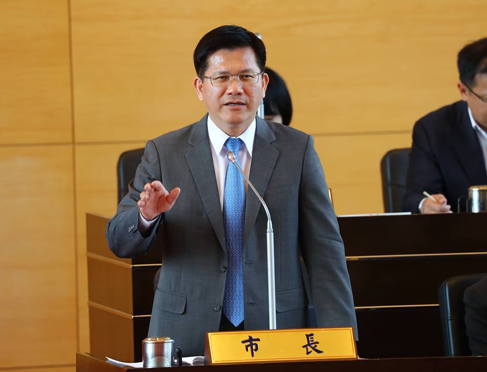 台中市議會21日召開第二屆第7次臨時會，台中市長林佳龍會中報告106年追加預算案，他上任時舉債空間只有321億元，現在增加至390多億元，目前台中市正處於大建設階段，市府尊重議會監督，並做到自我要求，相關經費用在刀口上，善用每一分錢。 圖:翻攝自台中市政府官網