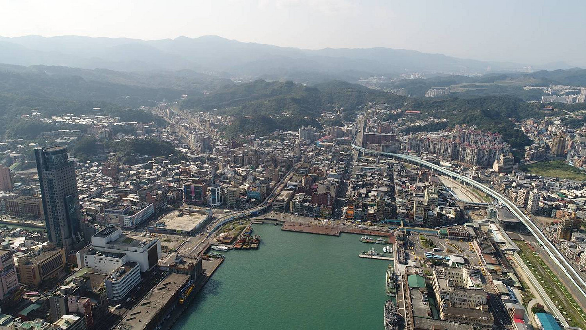 基隆市長林右昌21日表示，基隆到南港的輕軌捷運，不只是為了通勤需求，更要配合市政府推動中的市港再生標竿計畫等，輕軌捷運銜接到基隆，未來銜接西側桃園空港，「任督二脈打通」，受益的是整個大台北都會生活圈的民眾。 圖:基隆市政府提供