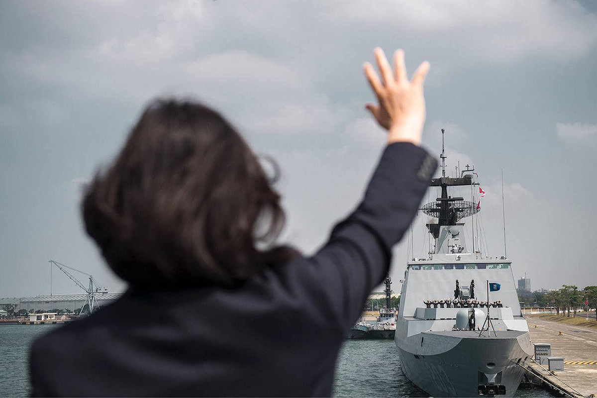 總統蔡英文21日登海虎軍艦照片。 圖:翻攝自蔡英文臉書