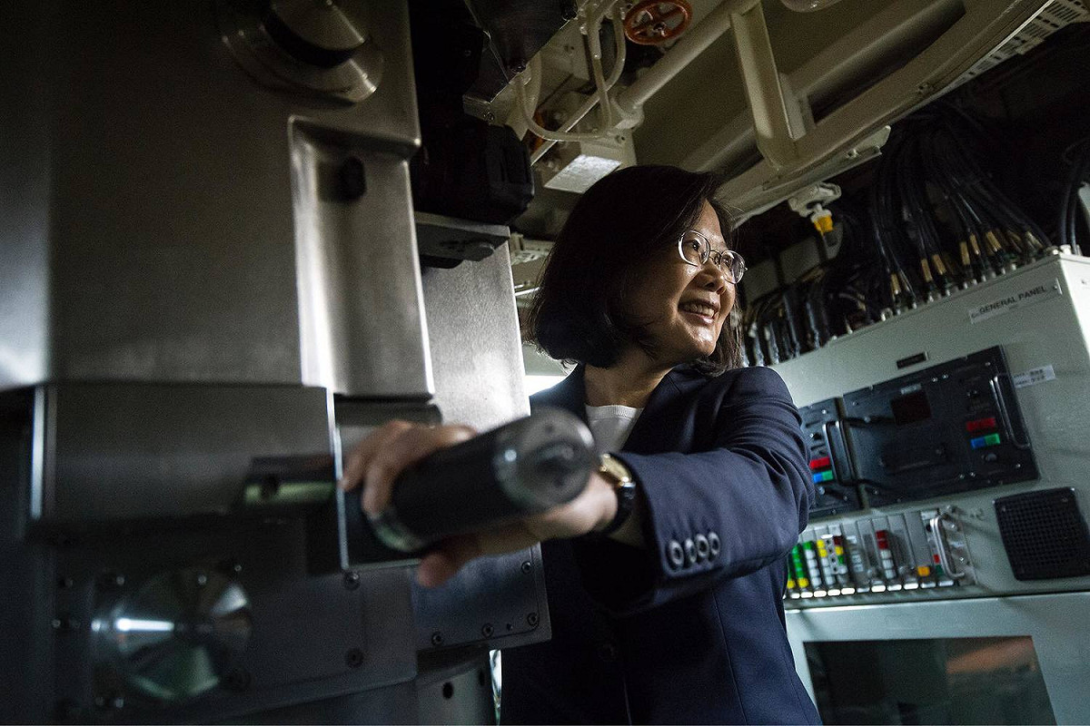 總統蔡英文21日登海虎軍艦照片。 圖:翻攝自蔡英文臉書
