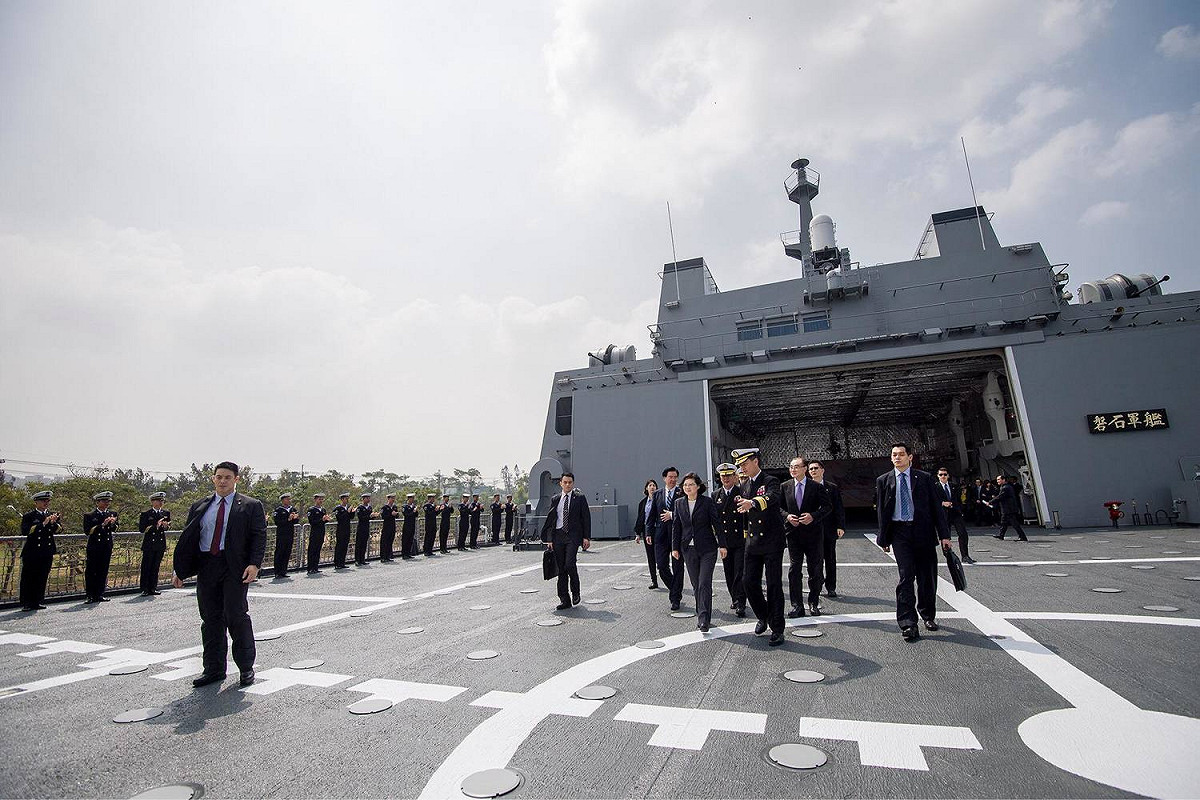 總統蔡英文21日登海虎軍艦照片。 圖:翻攝自蔡英文臉書