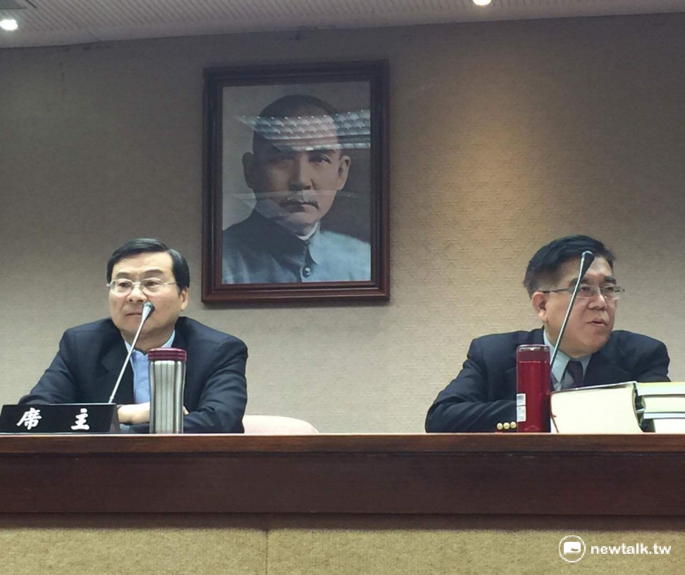 國民黨立委曾銘宗（左）22日在立法院內政委員會排審《兩岸協議監督條例》。 圖：劉郁汶/攝
