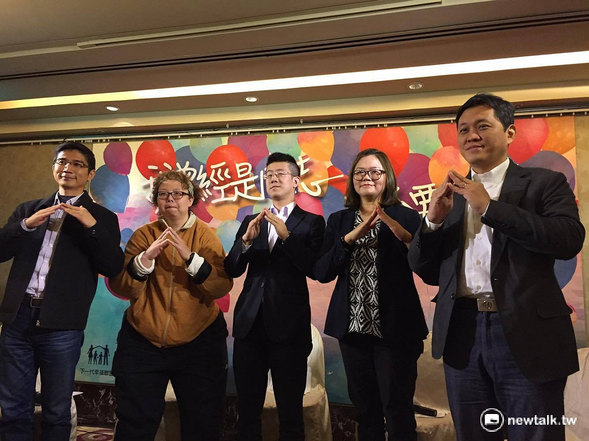 司法院即將針對同性婚姻召開釋憲法庭，反同婚團體下一代幸福聯盟22日召開記者會，呼籲大法官應該審慎判案。 圖：鄭佑漢/攝