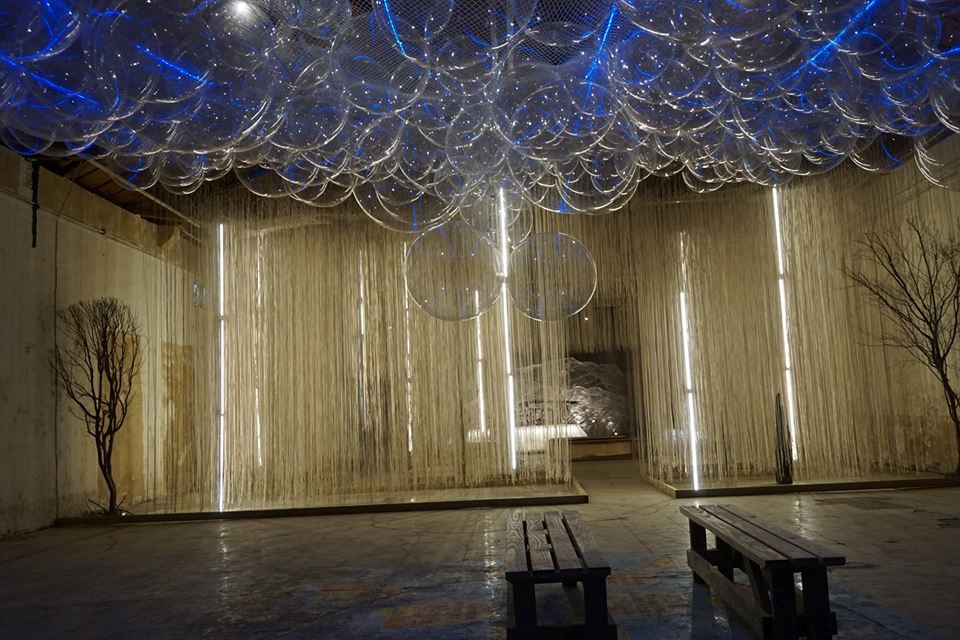 山光館展場佈展人藝術家陳淑強以「山之空靈」為主軸，運用投影打造宋代山水畫留白意境。 圖:嘉義縣政府提供