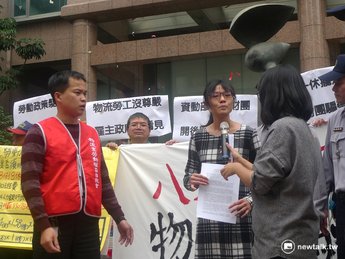 勞動部代表收下陳情書。 圖：汪少凡／攝