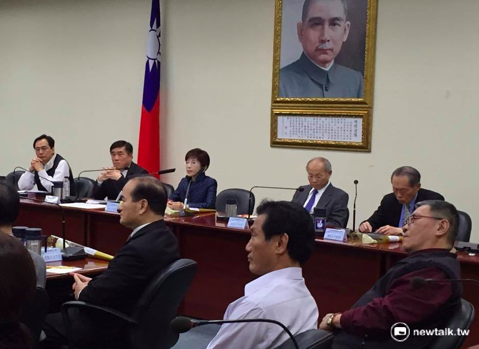 針對國民黨黨代表選舉辦法一直未有共識，國民黨主席洪秀柱22日突然在中常會中宣布「散會」，留下現場一片錯愕。 圖：鄭佑漢/攝。