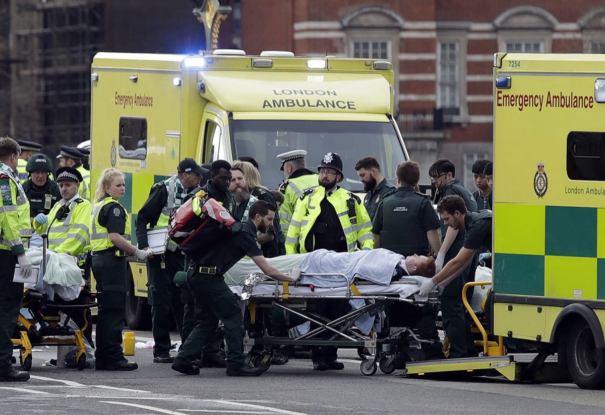 英國國會大廈22日發生攻擊事件，造成至少12人受傷，救護人員緊急將1名傷者送上救護車。 圖：達志影像/美聯社