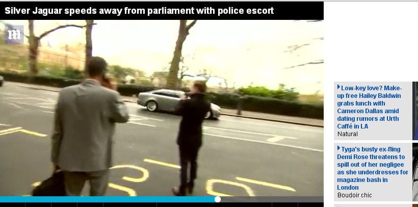 英國首相梅伊的銀色積架座車，正快速駛離國會大廈恐怖攻擊的現場。 圖：翻攝《每日郵報》